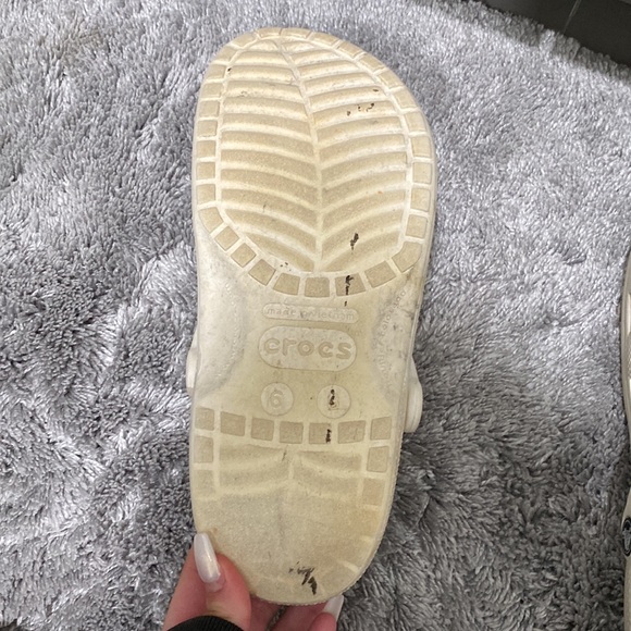 Size 8 white crocs - Picture 2 of 4